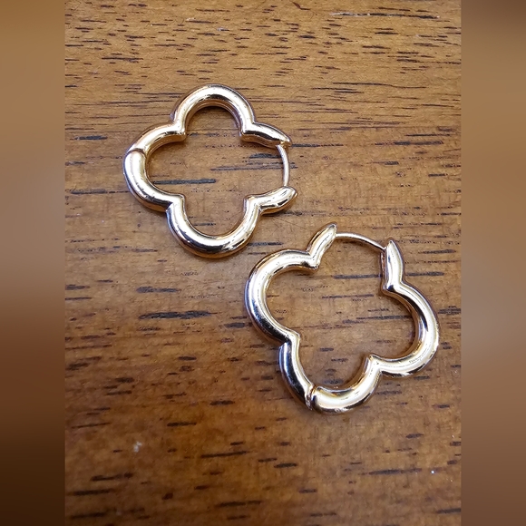 Goldtone Clover Huggie Hoop Earrings NWOT - Picture 4 of 6